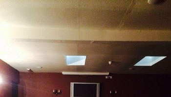 Katanya sih ini salah satu fasilitas bioskop mini di hotel, tapi kok layar tivinya kecil banget. Foto: Boredpanda