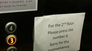 Kalau mau ke lantai 2, tekan nomor 6 tulis pengumuman di lift salah satu hotel. Foto: Boredpanda