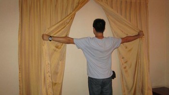 Niat mau memandangi pemandangan luar dari jendela kamar, eh malah zonk. Foto: Boredpanda