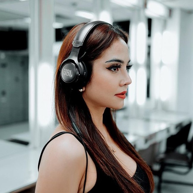 Bukan masalah fanatik terhadap Islam atau merasa paling suci, tidak. Tapi kurang pantes aja tulisan ALLAH dibawa masuk toilet. Secara pasti Ka @dj.joana kan mandi, kencing, atau BAB. Ka @dj.joana juga muslim pasti tau hukumnya lafaz ALLAH dibawa masuk toilet gimana… SUKSES SELALU TETEH @dj.joana DALAM BERKARIR,” komentar salah satu netizen. Foto: Instagram/@dj.joana