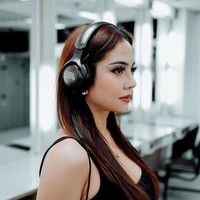 Bukan masalah fanatik terhadap Islam atau merasa paling suci, tidak. Tapi kurang pantes aja tulisan ALLAH dibawa masuk toilet. Secara pasti Ka @dj.joana kan mandi, kencing, atau BAB. Ka @dj.joana juga muslim pasti tau hukumnya lafaz ALLAH dibawa masuk toilet gimana… SUKSES SELALU TETEH @dj.joana DALAM BERKARIR,” komentar salah satu netizen. Foto: Instagram/@dj.joana