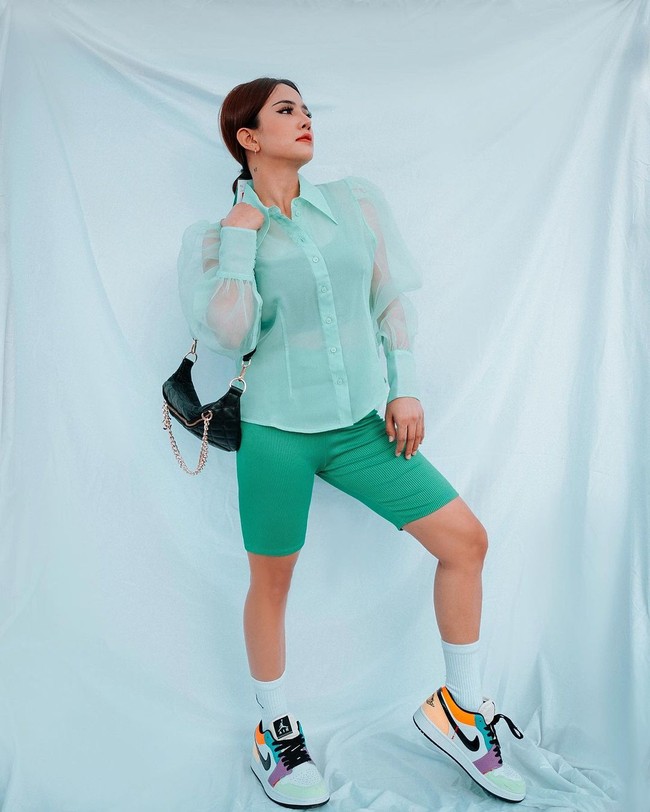 Bahkan untuk membuktikan bahwa tuduhan warganet salah, Joana sempat bertanya bagaimana jika dirinya membuat tato kalimat yang sama tetapi dalam bahasa yang berbeda. Seperti dalam bahasa Jepang atau Korea. Foto: Instagram/@dj.joana