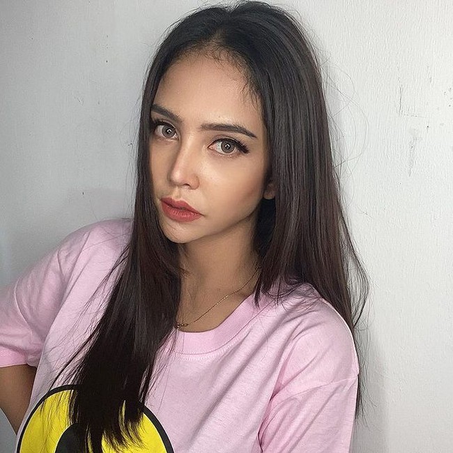 Diakui DJ Joana alasannya membuat tato berbahasa Arab adalah karena dirinya memiliki darah keturunan Arab. Hanya saja netizen salah menilai tatonya. Mereka mengira tato tersebut berlafaz Allah SWT, tetapi sebenarnya bukan demikian. Foto: Instagram/@dj.joana