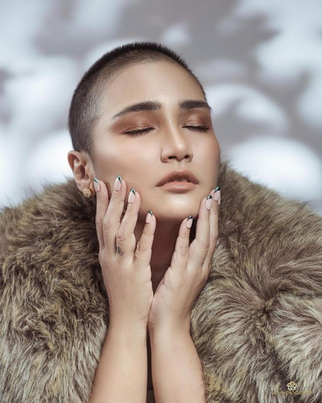 Wanita yang inspiratif sebagai salah seorang Survivor Cancer dari kalangan Public figur. Dan sekarang sudah pulih dan sangat sehat, tulis sang fotografer, FD Photography. Foto: Instagram/@febyfebiola_ @fdphotographybeauty