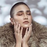 Wanita yang inspiratif sebagai salah seorang Survivor Cancer dari kalangan Public figur. Dan sekarang sudah pulih dan sangat sehat, tulis sang fotografer, FD Photography. Foto: Instagram/@febyfebiola_ @fdphotographybeauty