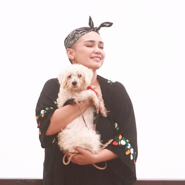 Feby Febiola kini telah pulih dari kanker ovarium dan tubuhnya lebih sehat. Tampak kepalanya sudah mulai ditumbuhi rambut meskipun masih terlihat plontos. Foto: Instagram/@febyfebiola_ @fdphotographybeauty