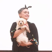 Feby Febiola kini telah pulih dari kanker ovarium dan tubuhnya lebih sehat. Tampak kepalanya sudah mulai ditumbuhi rambut meskipun masih terlihat plontos. Foto: Instagram/@febyfebiola_ @fdphotographybeauty