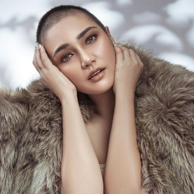 Feby Febiola menderita kanker ovarium yang mengharuskannya menjalani kemoterapi hingga rambutnya rontok parah. Sang aktris pun memutuskan mencukur habis rambutnya. Foto: Instagram/@febyfebiola_ @fdphotographybeauty