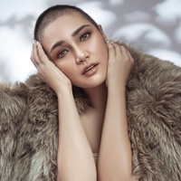 Feby Febiola menderita kanker ovarium yang mengharuskannya menjalani kemoterapi hingga rambutnya rontok parah. Sang aktris pun memutuskan mencukur habis rambutnya. Foto: Instagram/@febyfebiola_ @fdphotographybeauty