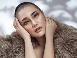 8 Pesona Feby Febiola Pemotretan Berkepala Plontos, Kini Jadi Cancer Survivor