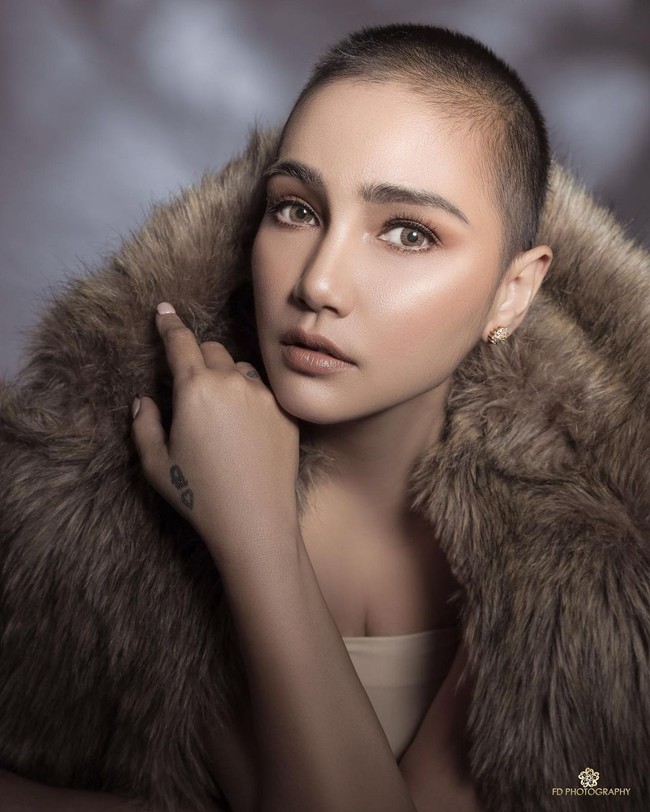 Dalam caption foto, Feby Febiola mengungkapkan kalau proses makeup memakan waktu 4 jam. Wajahnya dipoles dengan riasan nude bernuans copper hasil karya Ciel Makeup Artist. Foto: Instagram/@febyfebiola_ @fdphotographybeauty
