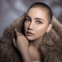 Dalam caption foto, Feby Febiola mengungkapkan kalau proses makeup memakan waktu 4 jam. Wajahnya dipoles dengan riasan nude bernuans copper hasil karya Ciel Makeup Artist. Foto: Instagram/@febyfebiola_ @fdphotographybeauty