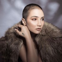 Berkepala plontos tak mengurangi kecantikan wanita 42 tahun ini. Bersama fotografer ternama FD Photography, ia menjalani pemotretan yang menonjolkan pesona wajahnya. Foto: Instagram/@febyfebiola_ @fdphotographybeauty