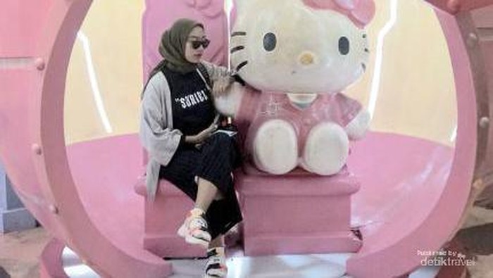 Cewek kamu dijamin bahagia diajak ke istana hello kitty