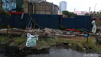 Bangunan dengan luas 8 hektare itu sebagian telah dirobohkan.