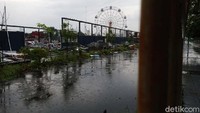 Masih ada bangunan tersisa belum dirobohkan, seperti bangunan bertuliskan Suroboyo Carnival dan bianglala.
