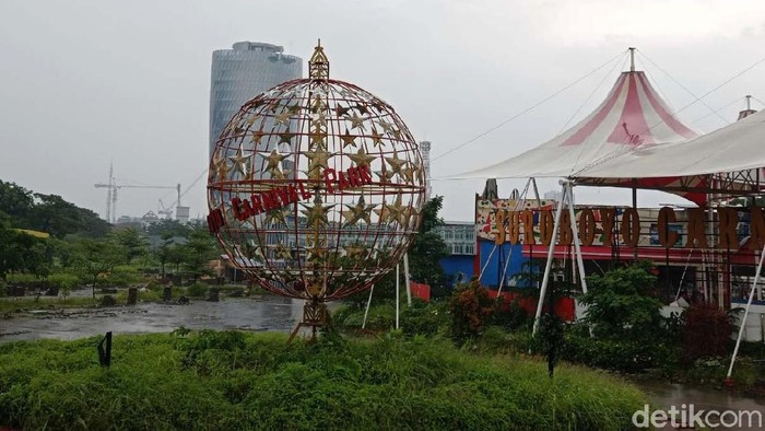 Suroboyo Carnival Park yang merupakan salah satu tempat wisata malam di Surabaya tutup. Area wisata itu berhenti beroperasi akibat pandemi COVID-19.