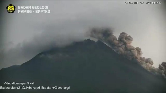 Gunung Merapi erupsi keluarkan awan panas sejauh 1,2 km, Senin (25/1/2021).