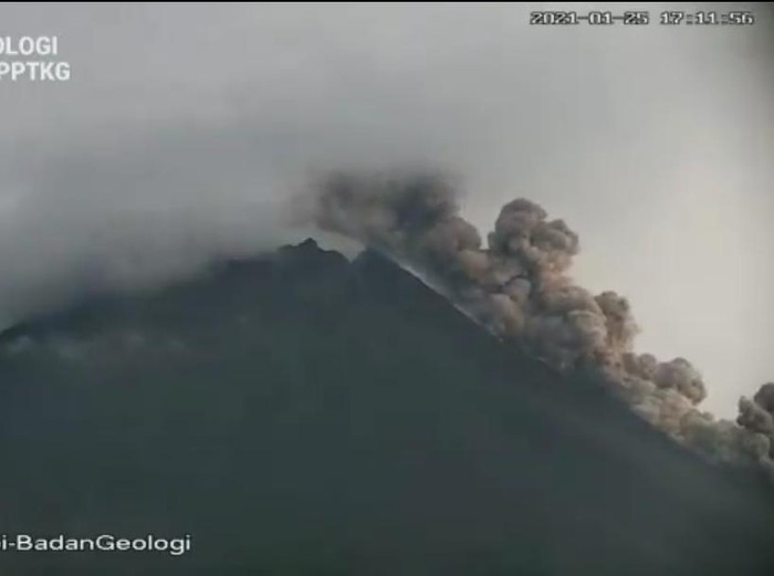 Gunung Merapi erupsi keluarkan awan panas sejauh 1,2 km, Senin (25/1/2021).