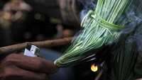 Solihin, yang juga tergabung dalam kelompok Margasari bercerita bahwa yang utama untuk perlindungan diri adalah penggunaan asap dari dedaunan yang dibakar untuk mengusir lebah. Dirinya pernah berulang kali tersengat lebah hingga membuatnya kebal.  