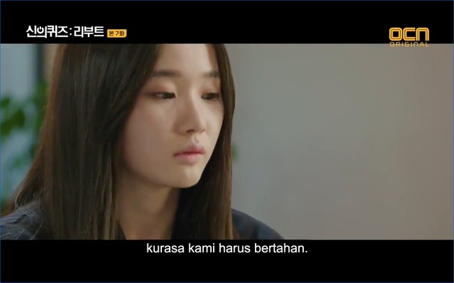 Dalam drakor Quiz from God: Reboot, Oh Yu Jin muncul di episode 7 sebagai siswi SMA bernama Lee Eun Soo. Ia membagikan cerita magangnya sebagai perancang busana dengan detektif Kang Kyeong-Hee (pemain Yoon Joo Hee). Foto: dok. OCN