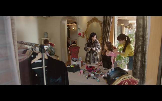 Sebelum berperan sebagai Hye Min di True Beauty, aktris Oh Yu Jin telah membintangi drakor Quiz from God: Reboot (2018), The Cursed (2020), dan Find Me in Your Memory (2020). Foto: dok. Netflix 2