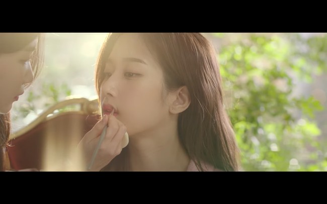 Drakor True Beauty jadi ajang reuni bagi Oh Yu Jin dan Moon Ga Young. Sebelumnya, Oh Yu Jin pernah berperan sebagai penata rias Moon Ga Young dan muncul sekilas di drakor Find Me in Your Memory episode 2. Foto: dok. Netflix