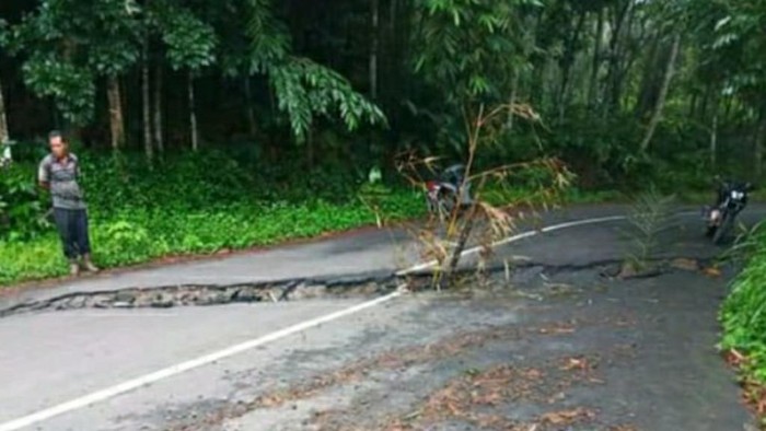 Jalan ambles di Ciamis