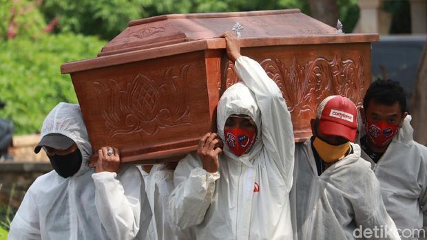 Jasa angkut jenazah pasien covid-19 di TPU Cikadut Bandung
