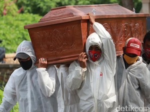 Tukang Pikul Jenazah COVID-19 Digaji Pemkot Bandung, Keluarga Tak Harus Bayar Jutaan
