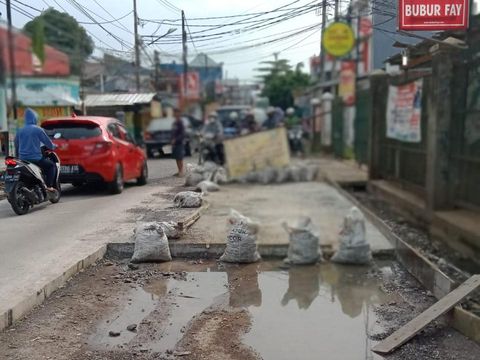 Jl Caman Raya Bekasi diperbaiki, 25 Januari 2021. (Dok pribadi Ahmad Zayadi/detikcom)