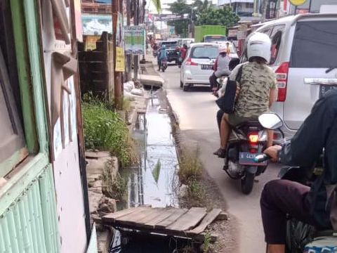 Jl Caman Raya Bekasi diperbaiki, 25 Januari 2021. (Dok pribadi Ahmad Zayadi/detikcom)