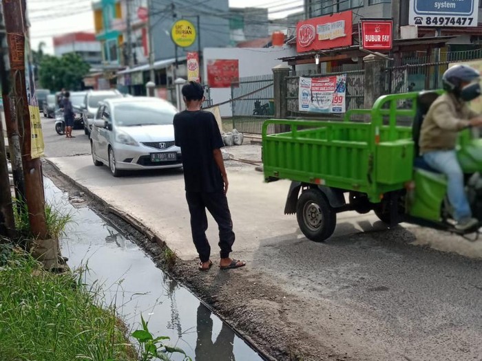 Jl Caman Raya Bekasi diperbaiki, 25 Januari 2021. (Dok pribadi Ahmad Zayadi/detikcom)