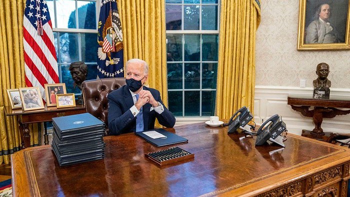 Joe Biden berkantor di Ruang Oval Gedung Putih, rombak dekorasi peninggalan Donald Trump