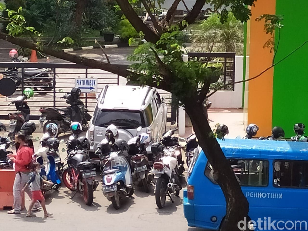 JPO Kantor Wali Kota Depok terhalang parkir motor-mobil. (Ajat/detikcom)