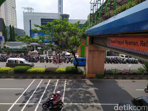 JPO Kantor Wali Kota Depok terhalang parkir motor-mobil. (Ajat/detikcom)