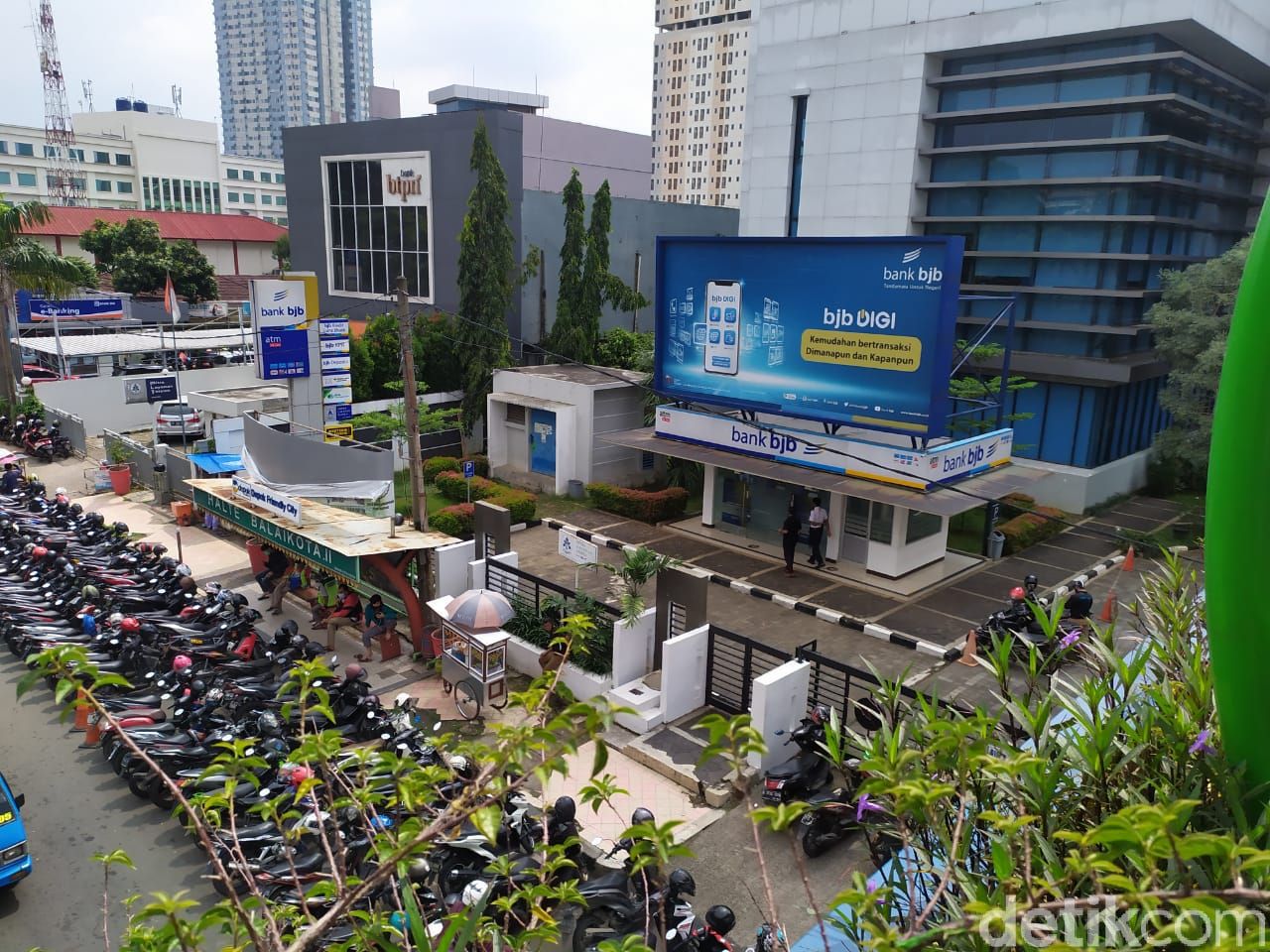 JPO Kantor Wali Kota Depok terhalang parkir motor-mobil. (Ajat/detikcom)