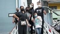 Ini merupakan penampilan pertama Kalina dan Vicky Prasetyo usai pertunangan yang digelar kemarin. (Foto: Palevi/detikcom) 
