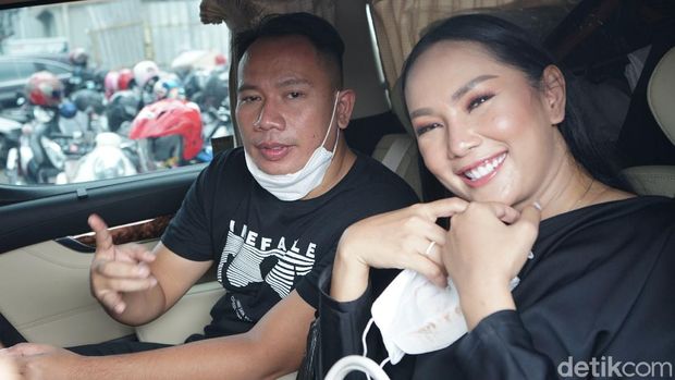 Presenter Vicky Prasetyo bersama Kalina dan anak - anaknya saat ditemui dikawasan Tendean, Jakarta, Senin, (25/01/2021).