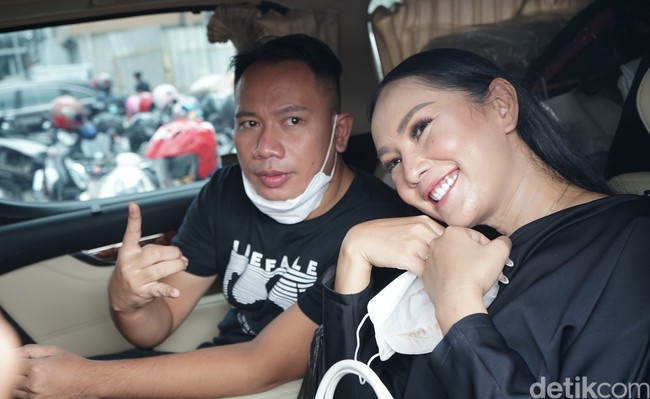 Saya mohon maaf yg sebesar2nya utk semua pihak yg terkait.. Vendor, sahabat, dan keluarga besar.. Dan saya juga minta maaf utk semuanya, saat ini saya blm bs menjelaskan kenapa dan mengapanya.. Terima kasih.. tulisnya pada caption. Foto: Palevi/detikcom