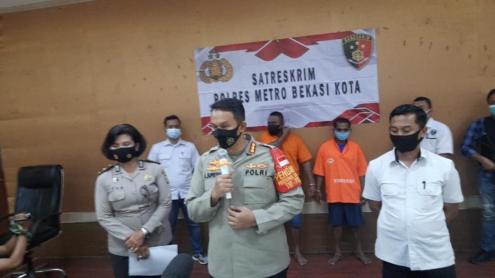 Kapolres Metro Bekasi Kota, Kombes Pol Aloysius Supriyadi saat jumpa pers soal bentrokan ormas (Foto: Fathan/detikcom)