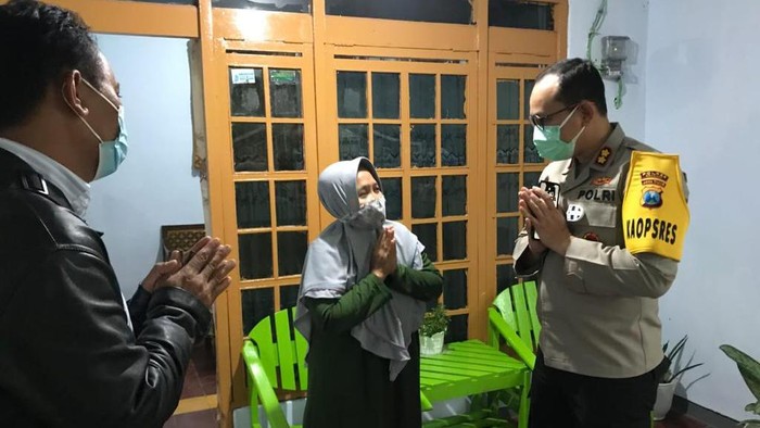 Kapolres Nganjuk Datangi Pasien COVID-19 Di Kucilkan Rumah Digembok Warga