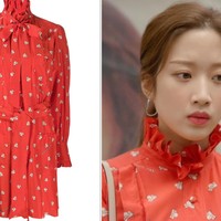 Sebelum viral lewat True Beauty, aktris Moon Ga Young lebih dulu tampil sebagai Yeo Ha Jin di drakor Find Me in Your Memory. Sebagai seorang aktris dan influencer, Yeo Ha Jin termasuk karakter drakor paling fashionable. Seperti dalam episode 11 drakor Find Me in Your Memory, ia mengenakan dress merah dari koleksi Marc Jacobs x Magda Archer yang dipadukan dengan boots hitam dan sling bag berwarna krem. Tampil anggun dalam balutan dress-nya, ternyata harganya juga fantastis mencapai Rp 7,7 juta. Foto: Dok. Marc Jacobs, Netflix