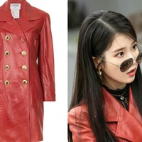 Aktris IU kerap mengenakan dress vintage di drakor Hotel del Luna. Salah satu penampilan karakter Jang Man Wool yang mencuri perhatian adalah blazer kulit merah yang dikenakannya. Ternyata, ia mengenakan koleksi dari Chanel yang dibanderol seharga Rp 64,9 juta. Foto: Dok. Chanel, Pinterest