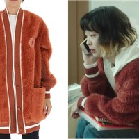 Salah satu pemain drakor paling fashionable di 2020 adalah Kim Da Mi. Dia memerankan sosok Jo Yi Seo dari drakor Itaewon Class. Karakter Jo Yi Seo adalah seorang influencer media sosial yang baru pindah dari New York kemudian memilih bekerja di kafe Dan Bam. Maka tak heran, ia sangat peduli dengan penampilan dan kerap mengenakan brand ternama. Salah satu outfit-nya yang mencolok adalah cardigan merah berbahan bulu dari Off White seharga Rp 21,9 juta. Foto: Dok. Off White, Netflix