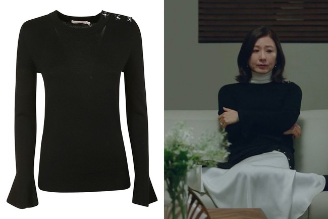 The World of The Married menjadi salah satu drakor dengan rating tertinggi di 2020. Penonton pasti masih ingat dengan Kim Hee Ae pemeran Ji Sun Woo yang termasuk pemain drakor paling fashionable. Sebagai seorang dokter, karakter Ji Sun Woo kerap mengenakan outfit elegan dari brand ternama. Seperti dalam episode 9 drakor The World of The Married, aktris Kim Hee Ae memakai sweater Tory Burch seharga Rp 5,1 juta.  Foto: Dok Burberry, Netflix