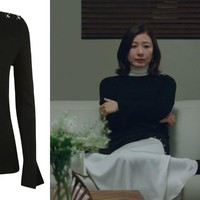 The World of The Married menjadi salah satu drakor dengan rating tertinggi di 2020. Penonton pasti masih ingat dengan Kim Hee Ae pemeran Ji Sun Woo yang termasuk pemain drakor paling fashionable. Sebagai seorang dokter, karakter Ji Sun Woo kerap mengenakan outfit elegan dari brand ternama. Seperti dalam episode 9 drakor The World of The Married, aktris Kim Hee Ae memakai sweater Tory Burch seharga Rp 5,1 juta.  Foto: Dok Burberry, Netflix