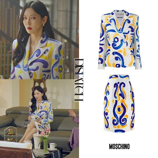 Berperan sebagai wanita kaya yang ambisius di The Penthouse: War In Life, Cheon So Jin, Kim So Yeon jadi salah satu pemarin drakor paling fashionable di tahun 2020. Penonton juga dibuat iri karena Kim So Yeon kerap menggunakan dress dan blazer mahal di tiap episode. Seperti dalam episode 11 drakor The Penthouse Season 1, ia mengenakan setelan blazer dan skirt dari brand MOSCHINO yang harganya mencapai 3,2 juta won atau sekitar Rp 40,6 juta. Foto: Dok Burberry, Netflix