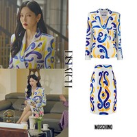 Berperan sebagai wanita kaya yang ambisius di The Penthouse: War In Life, Cheon So Jin, Kim So Yeon jadi salah satu pemarin drakor paling fashionable di tahun 2020. Penonton juga dibuat iri karena Kim So Yeon kerap menggunakan dress dan blazer mahal di tiap episode. Seperti dalam episode 11 drakor The Penthouse Season 1, ia mengenakan setelan blazer dan skirt dari brand MOSCHINO yang harganya mencapai 3,2 juta won atau sekitar Rp 40,6 juta. Foto: Dok Burberry, Netflix