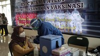 Terkait dengan pelaksanaan vaksinasi virus Corona, tenaga medis pun menjadi kelompok prioritas yang akan mendapatkan vaksin. Pasalnya tenaga medis dianggap sebagai kelompok yang berada di garis depan dalam penanganan dan penanggulangan pandemi COVID-19 di Indonesia.